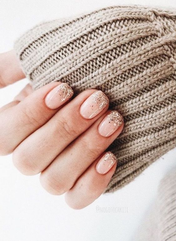 21 Short Holiday Nail Ideas