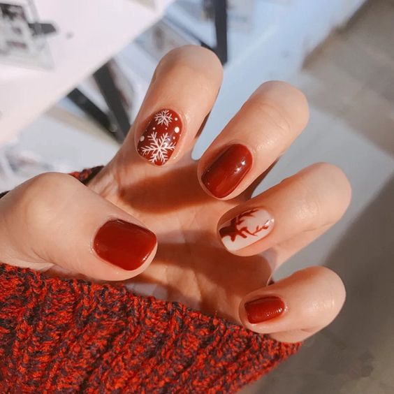 short holiday nail reindeer and snowflakes