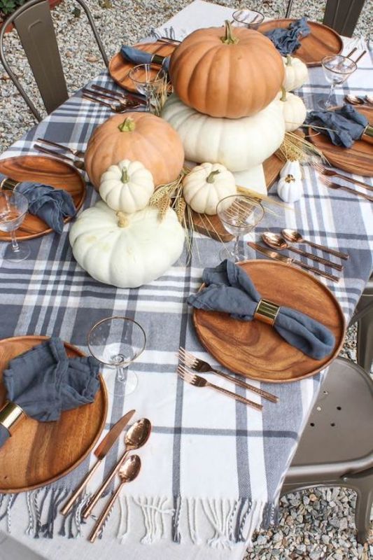 Outdoor cozy thanksgiving tablescape